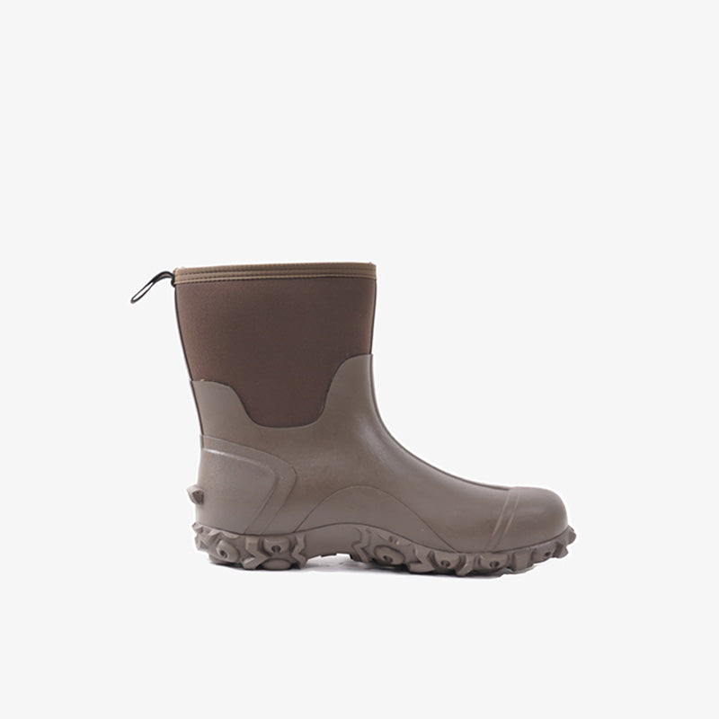 alt="Side view of Trudave AquaGrip Series men’s waterproof mid-calf rubber work boots in olive green – durable non-slip design providing traction and waterproof protection for gardening, farming, and rainy outdoor work"